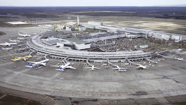Airport: ఎయిర్పోర్టులో కత్తెర మిస్సింగ్.. ఏకంగా 36 విమానాలు రద్దు, మరో 200 సర్వీసులు ఆలస్యం
