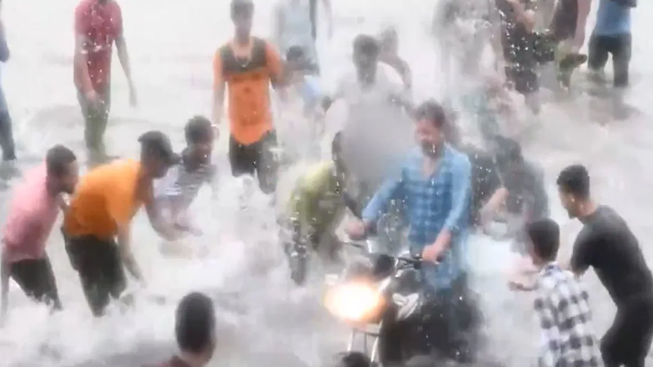 వరదనీటిలో యువకుల పోకిరీ వేషాలు బైక్పై వెళ్తోన్న మహిళకు వేధింపులు.. సీసీ కెమెరాలో రికార్డ్