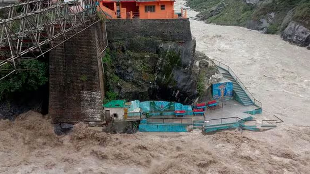 Rains: దేశంలోని పలు రాష్ట్రాల్లో భారీ వర్షాలు.. వరదలతో సతమతం