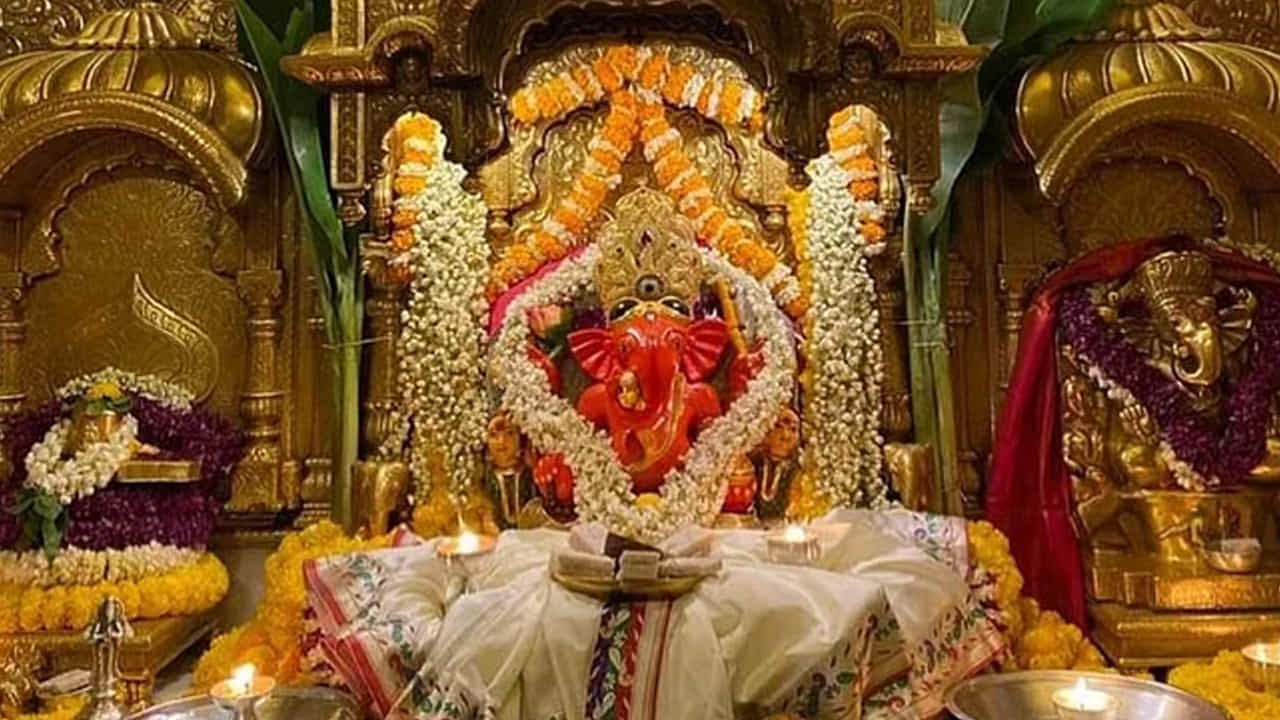 సిద్ధివినాయక దేవాలయం, ముంబై: మహారాష్ట్రలోని ముంబైలో ఉన్న సిద్ధివినాయక దేవాలయాన్ని సందర్శించేందుకు ప్రజలు సుదూర ప్రాంతాల నుండి వస్తుంటారు. ఈ ఆలయం 1801లో స్థాపించబడింది. సిద్ధివినాయకుని ఆలయంలో మనస్ఫూర్తిగా ప్రార్థించిన వారి కోరికలు నెరవేరుతాయని నమ్మకం. బప్పా దర్శనం కోసం విదేశాల నుంచి కూడా ప్రజలు వస్తుంటారు.