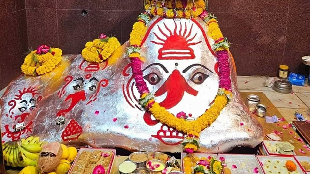 చింతామణి గణపతి ఆలయం, ఉజ్జయిని: ఉజ్జయిని మహాకాల్ నగరం అని పిలుస్తున్నప్పటికీ ఇక్కడ కూడా మహాకాలేశ్వరుడి కుమారుడైన శ్రీ గణేశుని పురాతన ఆలయం ఉంది. ఆలయ గర్భగుడిలో మూడు వినాయక విగ్రహాలు ప్రతిష్టించబడ్డాయి. వీటిలో మొదటిది చింతామణి వినాయకుడు, రెండవది ఇచ్చమని గణపతి, మూడవది సిద్ధివినాయక గణేష్ విగ్రహం. మహాకాలేశ్వరుడి సందర్శించి చింతామణి గణపతి ఆలయాన్ని కూడా సందర్శించవచ్చు