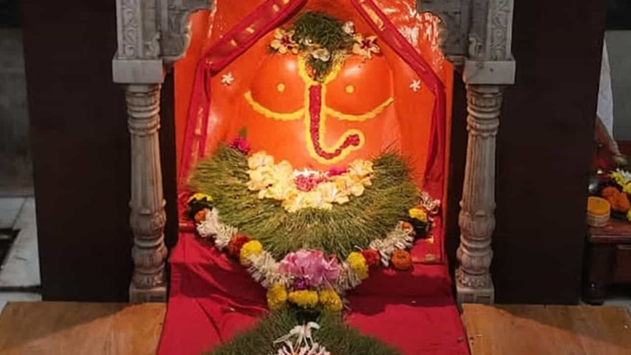 గణపతిపూలే ఆలయం, రత్నగిరి: మహారాష్ట్రలోని కొంకణ్లోని రత్నగిరి జిల్లాలో ఉన్న ఈ వినాయకుడి ఆలయం చాలా ప్రసిద్ధి చెందింది. ఇక్కడ ఉన్న వినాయకుడు స్వయంభువుగా ఏర్పడిందని నమ్మకం. ఈ విగ్రహం సుమారు 400 సంవత్సరాల నాటిది. అటువంటి పరిస్థితిలో గణపతి దర్శనం కోసం సంవత్సరం పొడవునా ఈ ఆలయానికి వస్తారు. ఈ గణేషోత్సవంలో గణపతిని దర్శించుకోవడానికి ప్లాన్ చేసుకోండి.