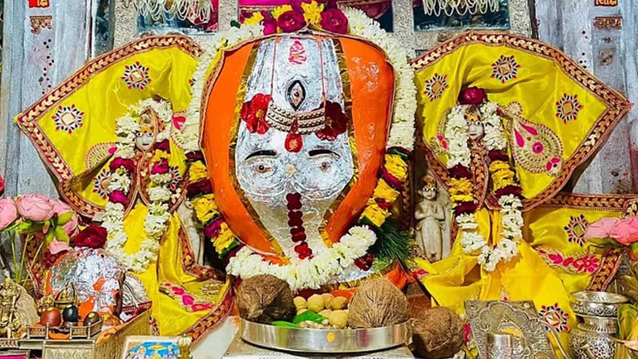 త్రినేత్ర ఆలయం, రణతంబోర్: రాజస్థాన్లోని రణథంబోర్లో ఉన్న త్రినేత్ర దేవాలయం దేశంలోని పురాతన గణపతి ఆలయంగా ప్రసిద్ది గాంచింది. దీనితో పాటు ప్రపంచంలోని ఏకైక గణేష్ దేవాలయం ఇక్కడ మూడు కన్నుల శ్రీ గణేశుడి విగ్రహం ఉంది. దీనితో పాటు గణపతి బప్పా తన కుటుంబంతో సహా ఈ ఆలయంలో కొలువు దీరి పూజలను అందుకుంటున్నారు.