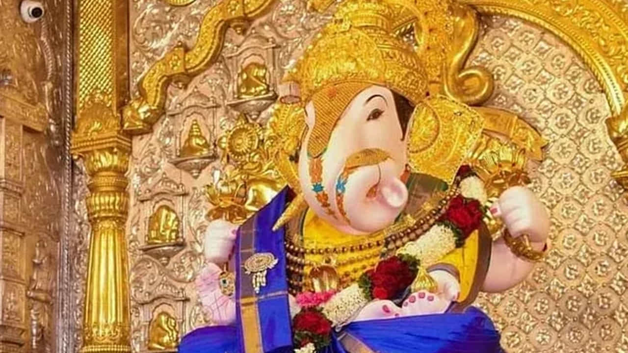 గణేశుడు భాద్రపద మాసంలోని శుక్ల పక్షం చతుర్థి రోజున జన్మించాడు. ఈ రోజును గణేష్ చతుర్థి అంటారు. ఈ సంవత్సరం ఈ తేదీ సెప్టెంబర్ 7 న వినాయక చవితి వచ్చింది. ప్రతి సంవత్సరం 10 రోజుల పాటు జరిగే గణేష్ ఉత్సవాలు ఈ రోజున ప్రారంభమవుతాయి. గణేష్ చతుర్థి రోజున ప్రజలు ఉత్సవంగా వినాయక విగ్రహాన్ని తమ ఇళ్లకు తీసుకువస్తారు. దేశవ్యాప్తంగా గణేష్ చతుర్థి సంబరాలు అంబరాన్ని తాకే విధంగా వినాయక చవితిని జరుపుకుంటారు. వినయక చవితి సందర్భంగా ఎక్కడికైనా వెళ్లాలని అనుకుంటే దేశంలోని అతిపెద్ద, పురాతన గణపతి ఆలయాలను సందర్శించవచ్చు.