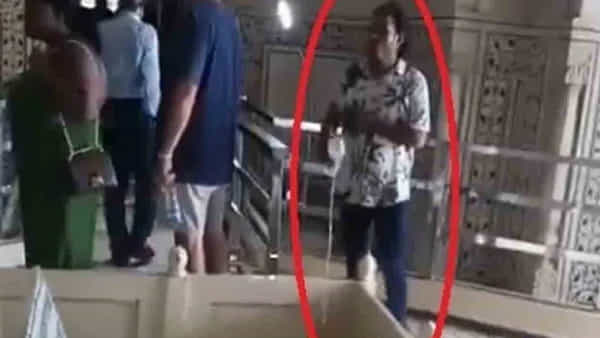 Watch: తాజ్మహల్ వద్ద గంగా జలంతో అభిషేకానికి యత్నించిన ఇద్దరు వ్యక్తులు.. కారణం ఇదేనట..!