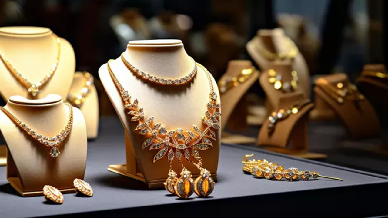 Gold Price Today: బంగారం ప్రియులకు ఊరట.. హైదరాబాద్, విజయవాడలో స్పల్పంగా తగ్గిన ధరలు Gold Price Today: బంగారం ప్రియులకు ఊరట.. హైదరాబాద్, విజయవాడలో స్పల్పంగా తగ్గిన ధరలు