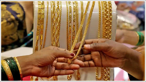 Gold Price Today: మహిళలకు తీపి కబురు.. దిగి వచ్చిన బంగారం ధరలు.. పెరిగిన వెండి.. ఎంతో తెలుసా?