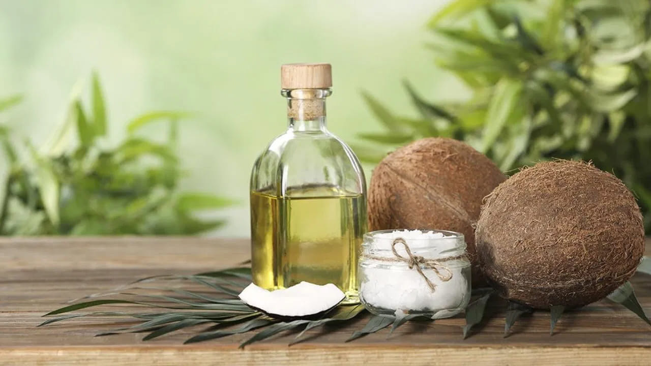 ఈ ప్రత్యేకమైన నూనెను ఇంట్లోనే తయారు చేసుకోవచ్చు. ఇందులో అవసరమైన కొవ్వు ఆమ్లాలు, విటమిన్లు, యాంటీఆక్సిడెంట్లు ఉంటాయి. ఇది జుట్టుకు పోషక ఇచ్చి,శిరోజాలను ఆరోగ్యంగా ఉంచుతుంది. జుట్టు రూట్ బలంగా ఉంటుంది. కొత్త జుట్టు కూడా పెరుగుతుంది. ఈ నూనెను తయారు చేయడానికి, 2 టేబుల్ స్పూన్ల గుమ్మడి గింజల నూనె, 1 టీస్పూన్ విటమిన్ ఇ నూనె, 1 టేబుల్ స్పూన్ లిన్సీడ్ ఆయిల్, నల్ల జీలకర్ర నూనె అవసరం. కావాలనుకుంటే, రోజ్మేరీ ఎసెన్షియల్ ఆయిల్ ఐదు చుక్కలను జోడించవచ్చు.