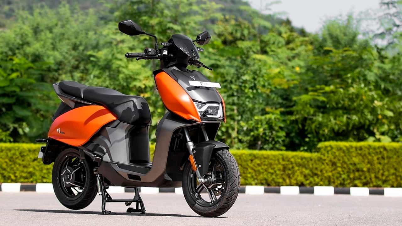 హీరో లైఫ్ వీ1.. యువ రైడర్ల కోసం ఫీచర్ రిచ్ ఎలక్ట్రిక్ స్కూటర్ ఇది. క్రూయిజ్ కంట్రోల్, కీలెస్ ఆపరేషన్ వంటి ఫీచర్లు దీనిలో ఉంటాయి. బ్యాటరీ సామర్థ్యం 3.94కేడబ్ల్యూహెచ్ కాగా.. 6కేడబ్ల్యూ శక్తిని అందిస్తుంది. ఛార్జింగ్ సమయం సుమారు 5 గంటల 55 నిమిషాలు, ఒక్కసారి ఛార్జ్ చేస్తే 110 కిలోమీటర్ల రైడింగ్ రేంజ్ ఇస్తుంది. గంటకు గరిష్టంగా 80 కిలోమీటర్ల వేగంతో ప్రయాణిస్తుంది. దీని ధర ధర: 1,19,000 లక్షలు (ఎక్స్-షోరూమ్).