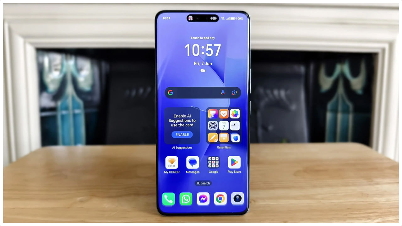 HONOR 200: | Snapdragon 7 Gen 3 చిప్‌సెట్ ద్వారా ఆధారితమైన HONOR 200, 120 Hz రిఫ్రెష్ రేట్‌తో అద్భుతమైన 6.7-అంగుళాల AMOLED క్వాడ్-కర్వ్డ్ డిస్‌ప్లేను కలిగి ఉంది. దీని కెమెరా సిస్టమ్‌లో 50MP ప్రధాన లెన్స్, 50MP టెలిఫోటో లెన్స్, 12MP అల్ట్రావైడ్ లెన్స్ ఉన్నాయి. ఈ ఫోన్‌ బలమైన 5,200mAh బ్యాటరీతో మద్దతు ఇస్తుంది. HONOR 200 8GB+256GB వేరియంట్ ధర రూ.31,999, మూన్‌లైట్ వైట్, బ్లాక్ రంగులలో అందుబాటులో ఉంది. 