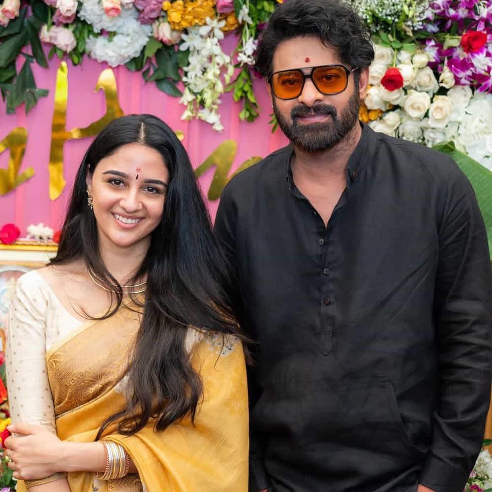 ప్రభాస్ హీరోగా డైరెక్టర్ హను రాఘవపూడీి దర్శకత్వం వహించనున్న హిస్టారికల్ లవ్ స్టోరీ శనివారం అధికారికంగా పూజా కార్యక్రమాలతో లాంఛ్ అయిన సంగతి తెలిసింది ఇందులో మృణాల్ ఠాకూర్, అలియా భట్ హీరోయిన్స్ అనుకున్నారు.. కానీ అనుహ్యంగా ఇమాన్వీ పేరు తెరపైకి వచ్చింది.
