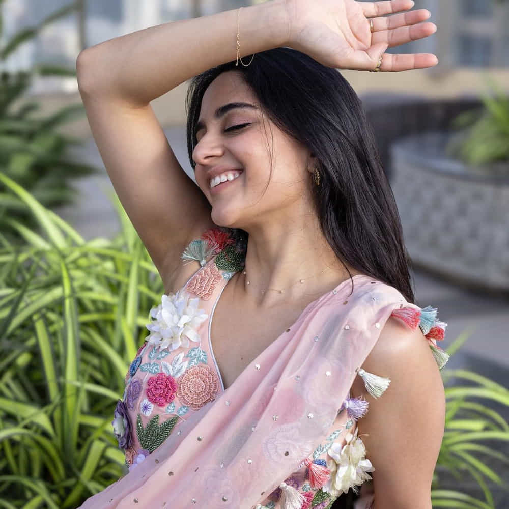 ఇమాన్వీ మంచి డ్యాన్సర్. వెస్ట్రన్ మాత్రమే కాదు.. భరతనాట్యం, కూచిపూడిలో ఆమెకు ప్రవేశముంది. విదేశాల్లో డ్యాన్సుల్లో శిక్షణ తీసుకుందట. సోషల్ మీడియాలో తెలుగు, హిందీ, తమిళంలోపాటు పలు భాషలకు చెందిన పాటలకు స్టెప్పులు వేస్తూ ఆ రీల్స్ ఇన్ స్టాలో పోస్ట్ చేసింది.
