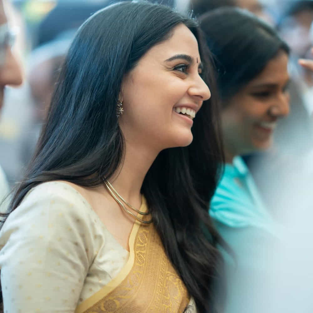 అయితే ప్రభాస్ మూవీ ఓపెనింగ్ ఈవెంట్లో పాల్గొనడానికి ముందు ఇమాన్వీకి ఇన్ స్టాలో ఆరులక్షల ఇరవై వేల మంది వరకు ఫాలోవర్స్ ఉన్నారు. ఓపెనింగ్ ఈవెంట్లో ప్రభాస్ తో దిగిన ఫోటోస్ వైరల్ కావడంతో ఇమాన్వీకి ఒక్కరోజులోనే దాదాపు లక్షకుపైగా ఫాలోవర్స్ పెరిగారు.