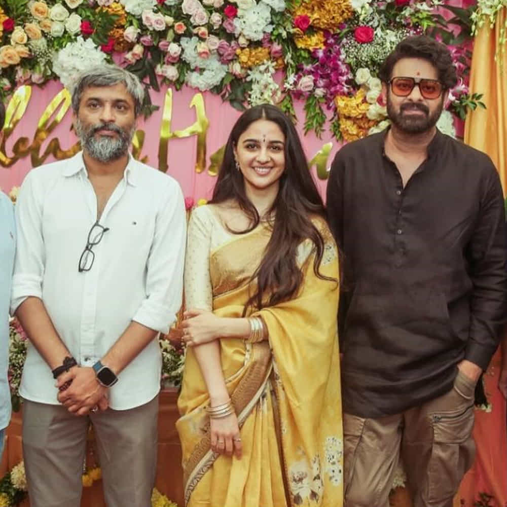ఇమాన్వీ.. గత రెండు రోజులుగా సోషల్ మీడియాలో తెగ ట్రెండ్ అవుతున్న పేరు. అంతేకాదు.. ఈ అమ్మాడికి ఒక్కరోజులోనే లక్ష మందికి పైగా ఫాలోవర్స్ పెరిగారు. ప్రస్తుతం కుర్రాళ్ల ఆరాద్య దేవతగా మారిపోయింది ఇమాన్వీ. అవును.. ఇంతకీ ఎవరీ బ్యూటీ.. అనుకుంటున్నారా..? ఏకంగా ప్రభాస్ సరసన ఛాన్స్ కొట్టేసింది.