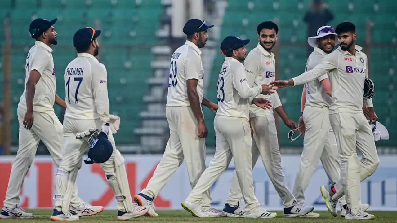 India vs Bangladesh: శ్రీలంక పర్యటన నుంచి ఇటీవలే తిరిగి వచ్చిన భారత క్రికెట్ జట్టు సుమారు ఒకటిన్నర నెలల పాటు విశ్రాంతి తీసుకోనుంది. రోహిత్ శర్మ సేన ఇప్పుడు బంగ్లాదేశ్తో (IND vs BAN) మ్యాచ్లకు సిద్ధం కానుంది. బంగ్లాదేశ్ జట్టు వచ్చే నెలలో భారత్లో పర్యటించి రెండు టెస్టులు, మూడు టీ20 మ్యాచ్ల సిరీస్ ఆడనుంది. చాలా నెలల తర్వాత భారత జట్టు తన గడ్డపై రెడ్ బాల్ క్రికెట్ ఆడనుంది. కోచ్ గౌతమ్ గంభీర్కి ఇది అతని పదవీకాలంలో మొదటి టెస్ట్ సిరీస్ కూడా. ఇటువంటి పరిస్థితిలో, ఈ సిరీస్ను చిరస్మరణీయంగా మార్చడానికి అతని ప్రయత్నాలు కూడా ఉంటాయనడంలో ఎలాంటి సందేహం లేదు.