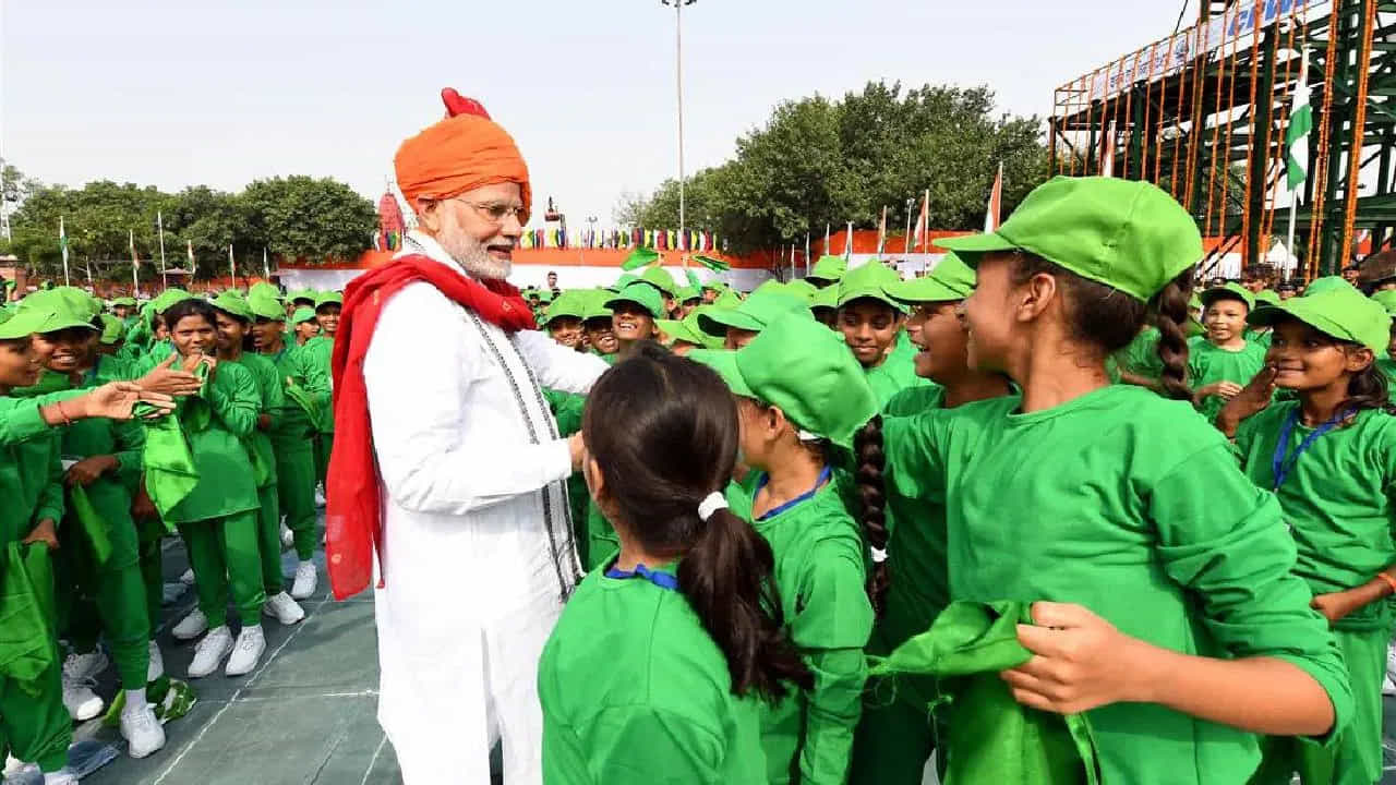 2018లో  ఎర్రకోట వద్ద జరిగిన 72వ స్వాతంత్ర్య దినోత్సవ వేడుకల్లో భాగంగా ప్రధాని మోడీ కాషాయ రంగు, కుంకుమ రంగు కలిపిన తలపాగా ధరించారు. తెల్లటి కుర్తా వేసుకున్నారు.