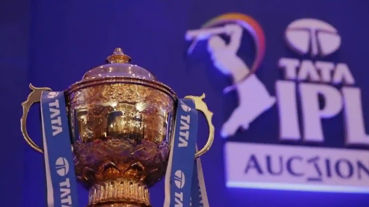 3 Players May Return Old Teams: ఐపీఎల్ 2025 (IPL 2025) వేలం కోసం సన్నాహాలు ప్రస్తుతం పూర్తి స్వింగ్‌లో జరుగుతున్నాయి. ఎవరిని రిలీవ్ చేయాలి.. ఎవరిని రిటైన్ చేయాలి అనే విషయంలో ఒక్కో టీమ్ తనదైన వ్యూహం సిద్ధం చేసుకుంటోంది. ఈసారి మెగా వేలం జరగనుంది. అందుకే వచ్చే సీజన్ నుంచి చాలా మార్పులు కనిపిస్తాయి. చాలా మంది కీలక ఆటగాళ్ల టీమ్‌లలో కూడా పునర్వ్యవస్థీకరణ ఉండవచ్చు అని అంటున్నారు.