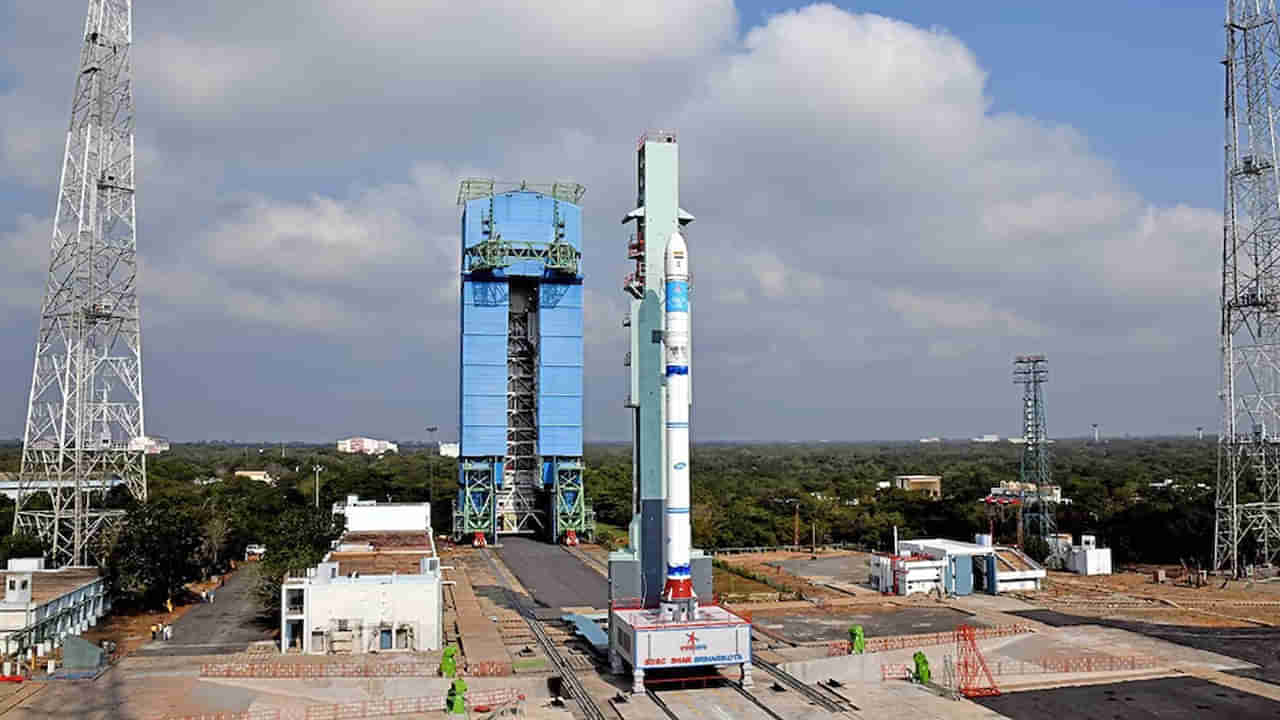 ISRO: ఎస్ఎస్ఎల్వీ -డీ 3 రాకెట్ ప్రయోగం.. ఇస్రో శాస్త్రవేత్తల ప్రత్యేక పూజలు..