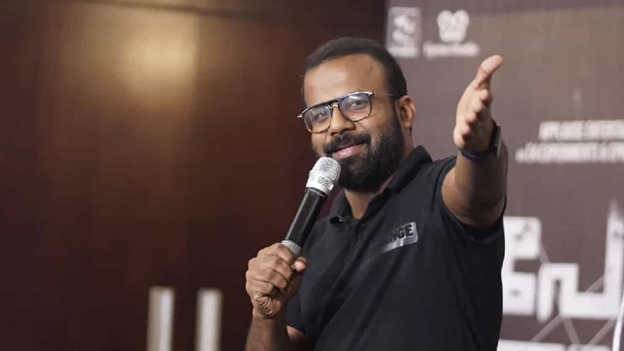 సెలక్ట్ చేసుకున్న ఫీల్డ్ లో టాప్ రేంజ్కి చేరాలంటే ముందు ఉనికిని చాటుకోవాలి. ఆ రంగంలో టాప్లో ట్రెండ్ అవుతున్నవారి గురించి తెలుసుకోవాలి. వారి పోటీని తట్టుకోవాలి. ఓ వైపు వీటన్నిటి మీద దృష్టి పెడుతూనే, ఓన్ బ్రాండ్ క్రియేట్ చేసుకోవాలి.