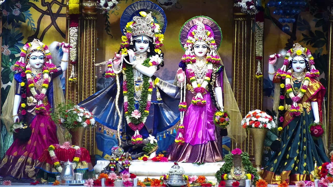 ఇస్కాన్ ఆలయాల్లో : ఇస్కాన్ దేవాలయాల్లో జన్మాష్టమి పండుగను అత్యంత వైభవంగా జరుపుకుంటున్నారు. ఇతర దేవాలయాల మాదిరిగానే, ఇస్కాన్ దేవాలయాలలో కూడా కీర్తనలు, ప్రార్ధన కార్యక్రమాలు నిర్వహించబడుతున్నాయి. భక్తులు శ్రీకృష్ణుని నామస్మరణ చేస్తున్నారు.