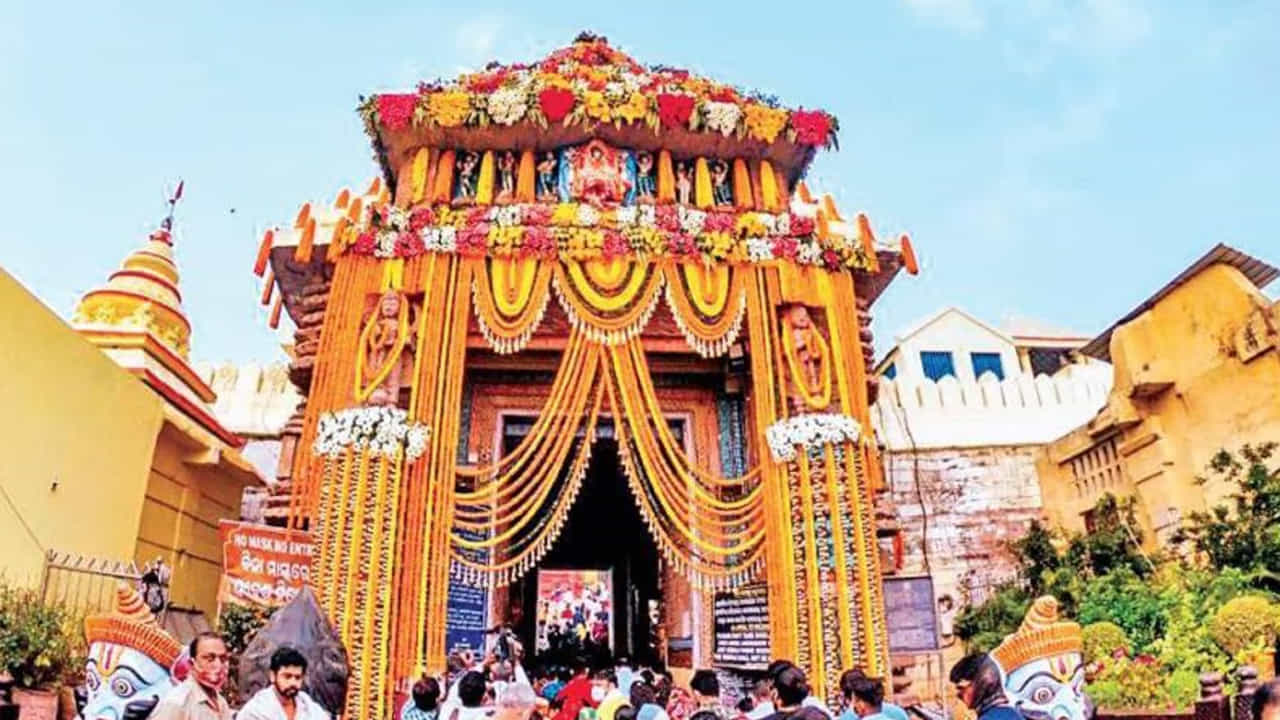 జగన్నాథ్ పూరి: ఒడిశాలోని జగన్నాథ ఆలయంలో జన్మాష్టమి వేడుకలు అత్యంత వైభవంగా జరుగుతున్నాయి. శ్రీకృష్ణుడు జన్మించిన అర్ధరాత్రి ప్రత్యేక పూజలు చేస్తారు. జగన్నాథ ఆలయంలో జగన్నాథుడు, బలభద్రుడు, సుభద్ర విగ్రహాలను ప్రత్యేకంగా అలంకరించారు. ప్రత్యేకంగా తయారు చేసిన భోగాన్ని ఆలయంలో స్వామివారికి నైవేద్యంగా సమర్పించి భక్తులకు పంచుతారు.