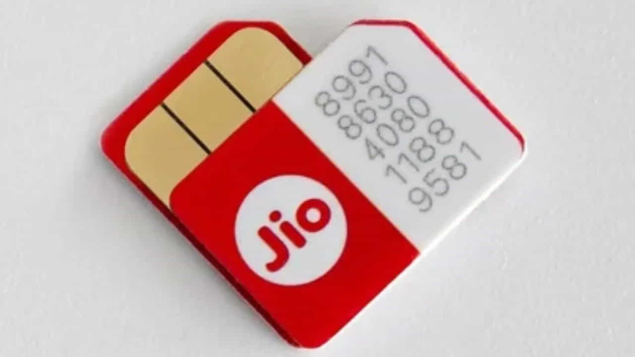 జియో ఛాయిస్ నంబర్ వెబ్సైట్ ద్వారా.. https://www.jio.com/selfcare/choice-number వెబ్సైట్ను సందర్శించండి. మీ ప్రస్తుత JioPostpaid ప్లస్ నంబర్ను నమోదు చేయడం ద్వారా OTP ద్వారా ధృవీకరించండి. ధృవీకరణ తర్వాత మీరు మీ 4-6 అంకెలు, పేరు, పిన్ కోడ్ను నమోదు చేయగల కొత్త పేజీని చూస్తారు. ఇప్పుడు మీరు మీ పిన్ కోడ్ ప్రకారం అందుబాటులో ఉన్న ఫోన్ నంబర్లను కనిపిస్తుంది. మీకు నచ్చిన నంబర్ని ఎంచుకుని, చెల్లింపు చేసి కొత్త SIM కార్డ్ని పొందండి.