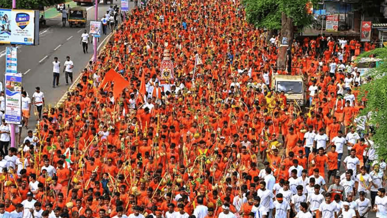 Kanwar Yatra: ఉత్తరాదిన వైభవంగా కన్వర్ యాత్ర.. భక్తులపై డ్రోన్లతో పూల ...