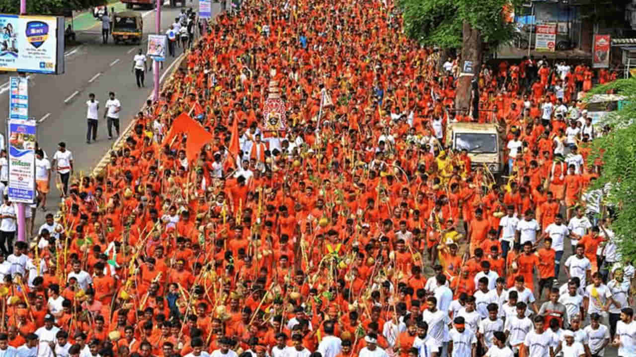 Kanwar Yatra: ఉత్తరాదిన వైభవంగా కన్వర్ యాత్ర.. భక్తులపై డ్రోన్లతో  పూల వర్షం