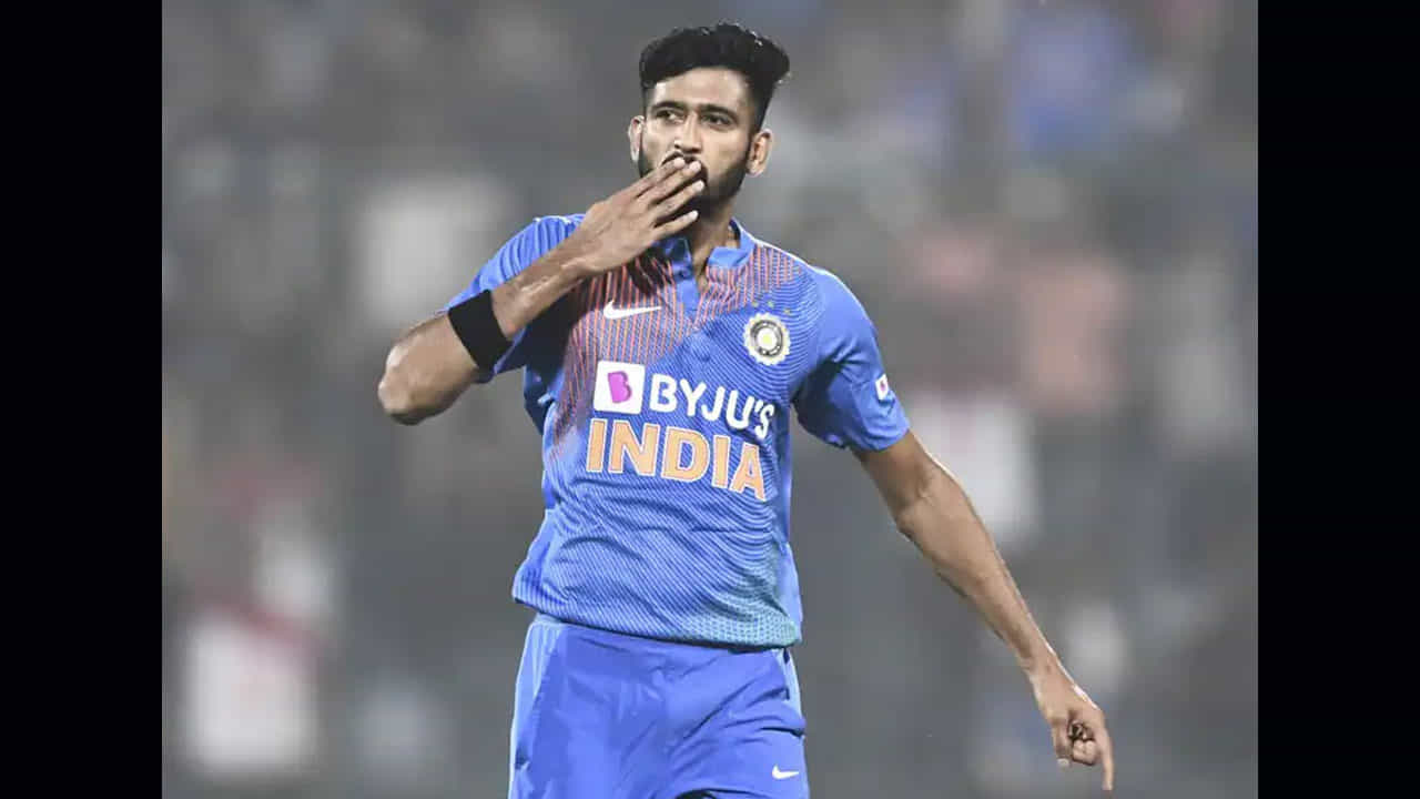 లెఫ్ట్ ఆర్మ్ ఫాస్ట్ బౌలర్ ఖలీల్ అహ్మద్ ఈ జాబితాలో మూడో స్థానంలో ఉన్నాడు. అతను 2018లో దుబాయ్లో జరిగిన వన్డే మ్యాచ్లో హాంకాంగ్ బ్యాట్స్మెన్ నిజాకత్ ఖాన్ను 92 పరుగుల వద్ద అవుట్ చేసి పెవిలియన్కు దారి చూపించాడు.