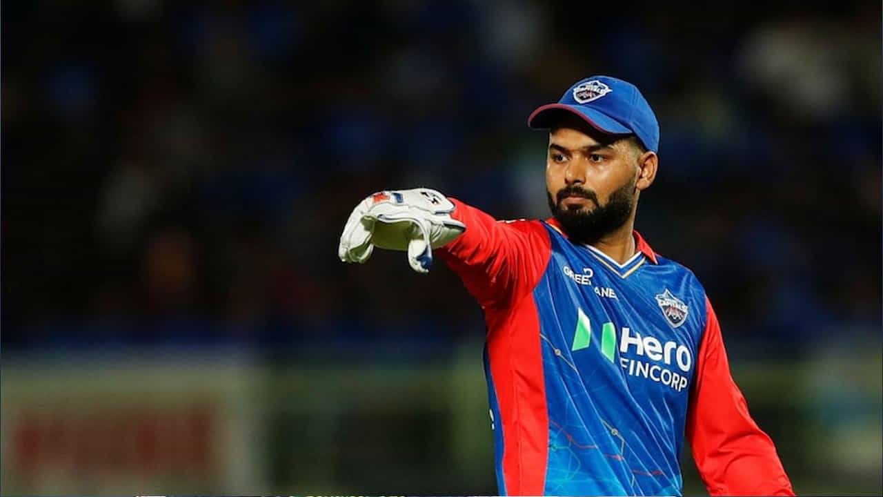 3. రిషబ్ పంత్: పంజాబ్ కింగ్స్కు ప్రస్తుత ఢిల్లీ క్యాపిటల్స్ కెప్టెన్ రిషబ్ పంత్ గొప్ప ఎంపిక. పంత్ తన IPL కెరీర్ ప్రారంభం నుంచి ఢిల్లీ ఫ్రాంచైజీలో భాగంగా ఉన్నాడు. కానీ, ఈసారి ఒక మార్పు కనిపించవచ్చు. మెగా వేలానికి ముందే పంత్ ఢిల్లీ వెళ్లిపోవచ్చని మీడియాలో వార్తలు వచ్చాయి. ఇదే జరిగితే పంజాబ్ కింగ్స్ అతడిని టార్గెట్ చేయగలదు. కెప్టెన్సీ ఎంపిక కాకుండా, పంత్ మంచి వికెట్ కీపర్ బ్యాట్స్మెన్ కూడా.