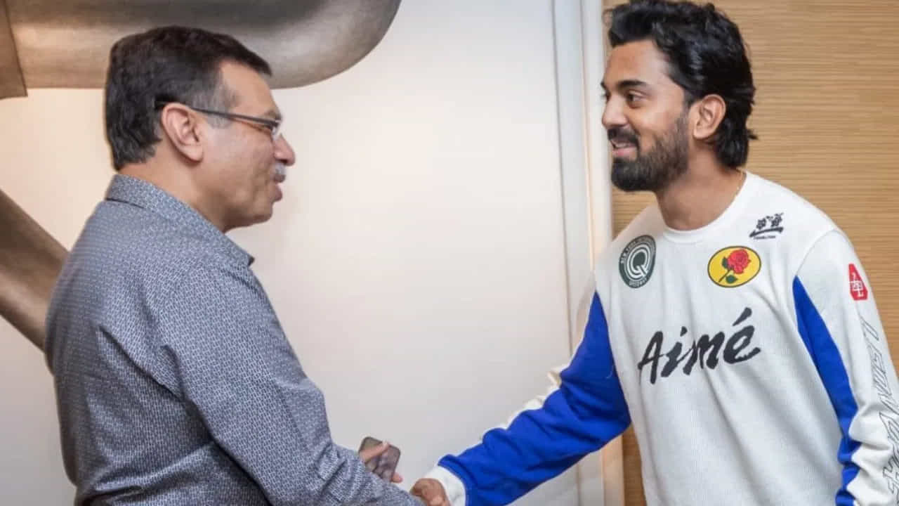 ఇప్పుడు వినిపిస్తున్న సమాచారం ప్రకారం రాహుల్ను జట్టులో ఉంచేందుకు లక్నో ఫ్రాంచైజీ సిద్ధమైనట్లు సమాచారం. క్రిక్బజ్ నివేదిక ప్రకారం, లక్నో సూపర్జెయింట్స్ కెప్టెన్ కేఎల్ రాహుల్ కోల్కతాలోని జట్టు కార్యాలయాన్ని సందర్శించాడు. అక్కడ అతను జట్టు యజమాని సంజీవ్ గోయెంకాను కలిశాడు.