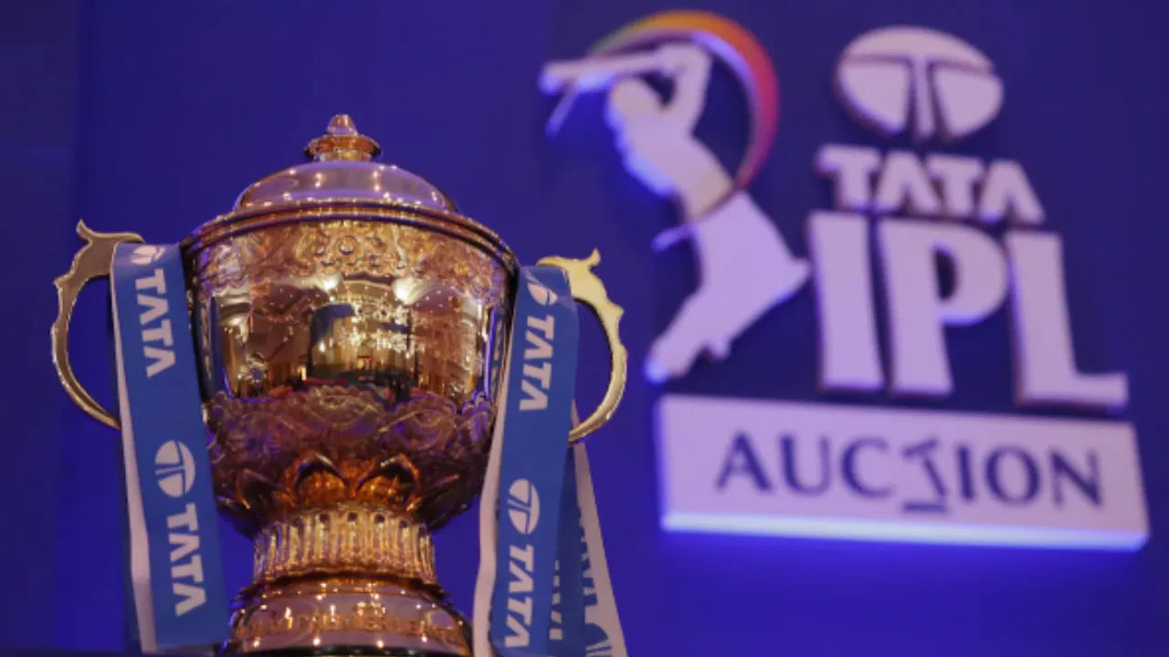 2025 IPLకి ముందు మెగా వేలం జరుగుతోంది. అంటే, నిబంధనల ప్రకారం అన్ని జట్లు జట్టులో కేవలం నలుగురు ఆటగాళ్లను మాత్రమే ఉంచుకునే వీలుంది. ఇతరులను జట్టు నుంచి విడుదల చేయాలి. ఆ తర్వాత వేలంలో తమకు కావాల్సిన ఆటగాళ్లను కొనుగోలు చేసి సమతూకంతో కూడిన జట్టును నిర్మించుకోవాల్సి ఉంటుంది.