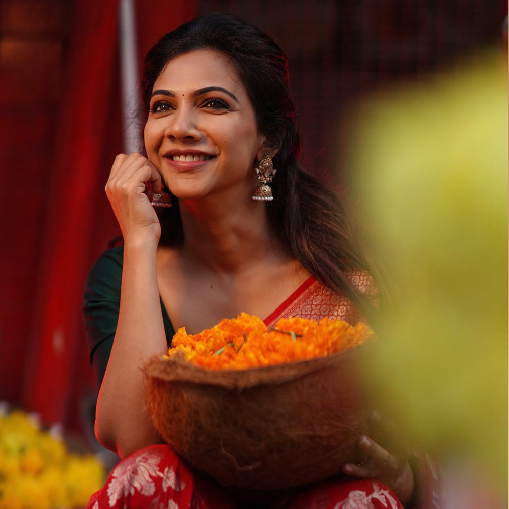 మడోన్నా తన మొదటి సినిమా నుండే తన క్యూట్ లుక్స్ , స్మైల్ తో యూత్ లో విపరీతమైన క్రేజ్ సొంతం చేసుకుంది.