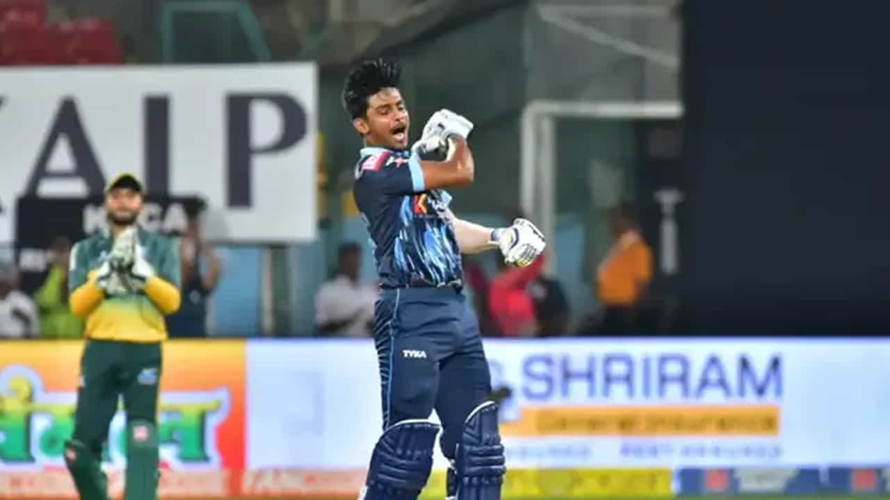 ఈ లక్ష్యాన్ని ఛేదించిన మంగళూరు జట్టుకు ఓపెనర్లు పేలుడు ఆరంభాన్ని అందించారు. దీంతో ఆ జట్టు తొలి వికెట్కు 5.5 ఓవర్లలో 75 పరుగులు చేసింది. ఈ సమయంలో మెక్నీల్ హ్యాడ్లీ నొరోన్హా 19 బంతుల్లో 4 ఫోర్లు, 4 సిక్సర్లతో 43 పరుగులు చేసి పెవిలియన్ చేరాడు.