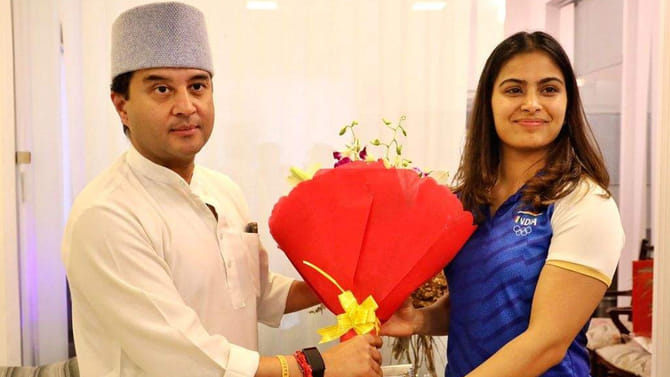 జ్యోతిరాదిత్య సింధియాను కలిసిన మను భాకర్..