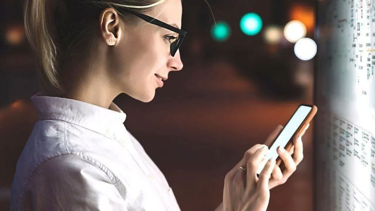 ముఖ్యంగా మొబైల్ ఎక్కువగా వాడేవారిలో చర్మ సమస్యలు ఎక్కువగా వస్తుంటాయి. దాదాపు రోజంతా మొబైల్ ఫోన్ వాడేవారి కళ్ళు మాత్రమే కాదు, చర్మం కూడా చాలా తీవ్రంగా దెబ్బతింటుంది. నిపుణుల అభిప్రాయం ప్రకారం.. మొబైల్ మాత్రమే కాదు, కంప్యూటర్, ల్యాప్టాప్ వంటి డిజిటల్ పరికరాల నుంచి వెలువడే కిరణాలు చర్మాన్ని దెబ్బతీస్తాయి. దీని వెనుక వీటి నుంచి వెలువడే 'బ్లూ లైట్' పాత్ర కీలకం.