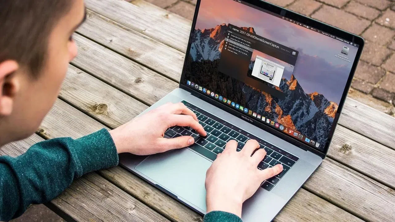 ఈ కాంతి చర్మలోని ప్రోటీన్లు, కొల్లాజెన్, ఫైబర్లను నాశనం చేస్తుంది. చర్మంలో 'మెలనిన్' ఉత్పత్తిని పెంచుతుంది. ఫలితంగా రకరకాల చర్మ సమస్యలు తలెత్తుతాయి. మొబైల్ లేదా ల్యాప్టాప్ స్క్రీన్ను నాలుగు గంటలు లేదా అంతకంటే ఎక్కువసేపు నిరంతరం వాడితే 'మెలనిన్' స్రావాల పరిమాణం పెరుగుతుంది. ఫలితంగా చిన్న వయసులోనే చర్మం డల్ గా మారుతుంది.