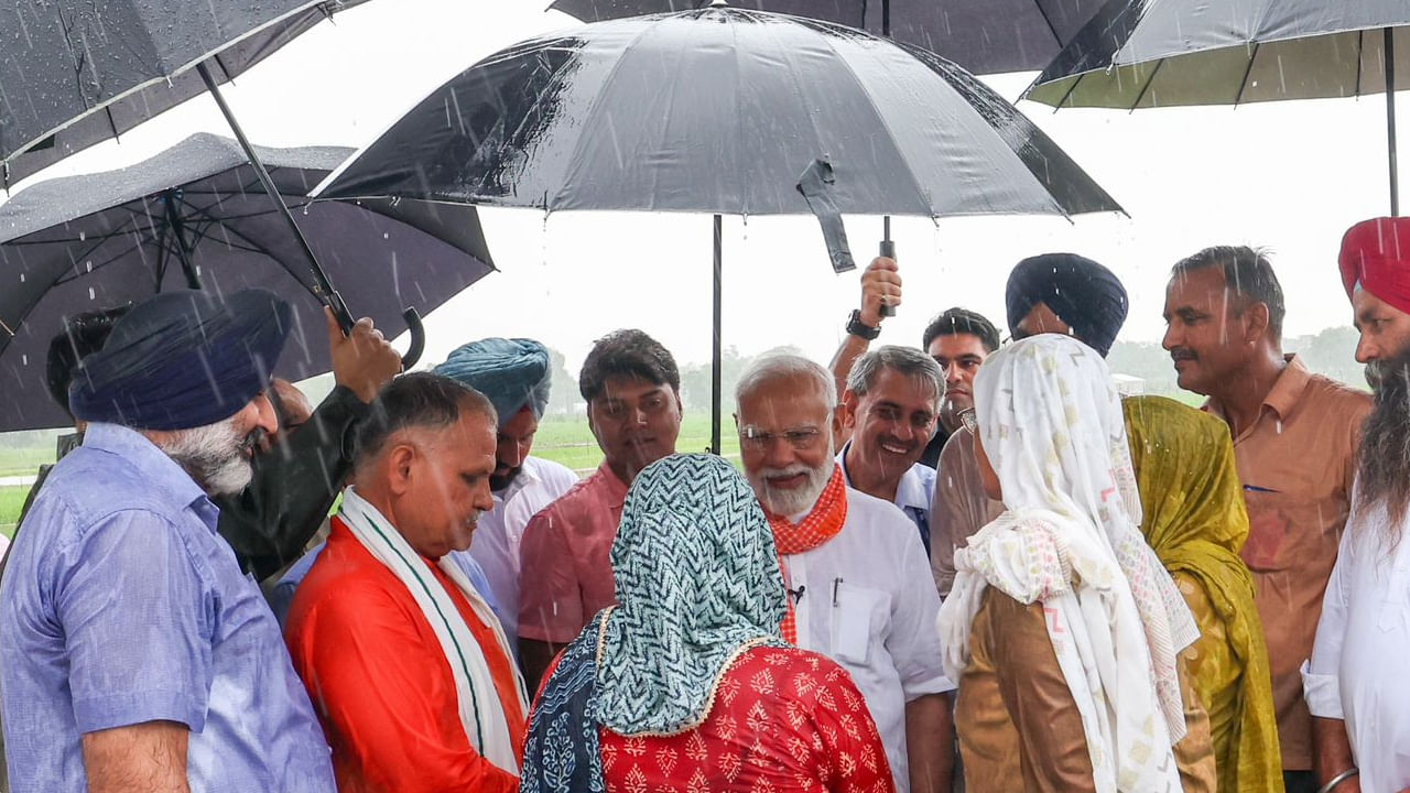 ఈ సందర్భంగా ప్రధాని మోదీ రైతులతో పాటు శాస్త్రవేత్తలతో కాసేపు మాట్లాడారు. ఈ సందర్భంగా ప్రధాని వారితో పలు అంశాలపై చర్చించారు. ఇక షకాహార లోపం లేని భారతదేశాన్ని రూపొందించడమే లక్ష్యంగా కేంద్ర ప్రభుత్వం ఈ నిర్ణయం తీసుకుంది. 