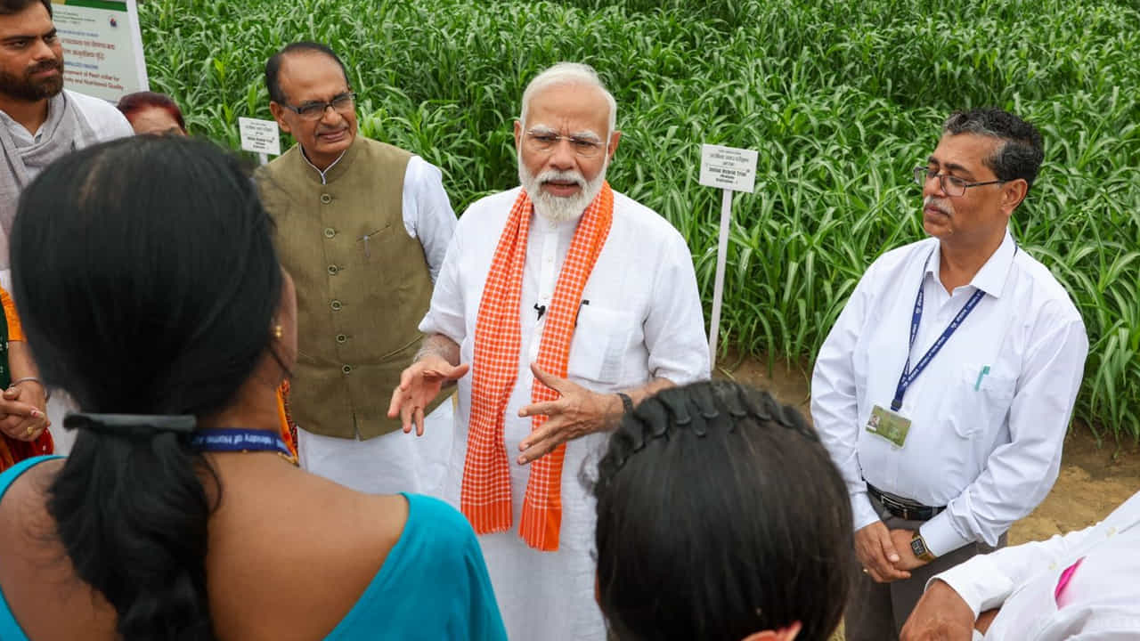 ఢిల్లీలోని ఇండియన్ అగ్రికల్చరల్ రీసెర్చ్ ఇన్స్టిట్యూట్లో అధిక దిగుబడినిచ్చే 109 రకాల పంటల వంగడాలను ప్రధాని మోదీ విడుదల చేశారు. 109 రకాల వంగడాలలో 61 పంటల్లో 34 క్షేత్ర పంటలు, 27 ఉద్యాన పంటలు ఉన్నాయి.