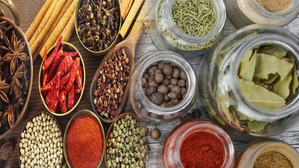 kitchen Hacks: వర్షాకాలంలో మసాలాదినుసులు చెడిపోకుండా నిల్వ చేయాలా.. ఈ సింపుల్ టిప్స్ మీ కోసం