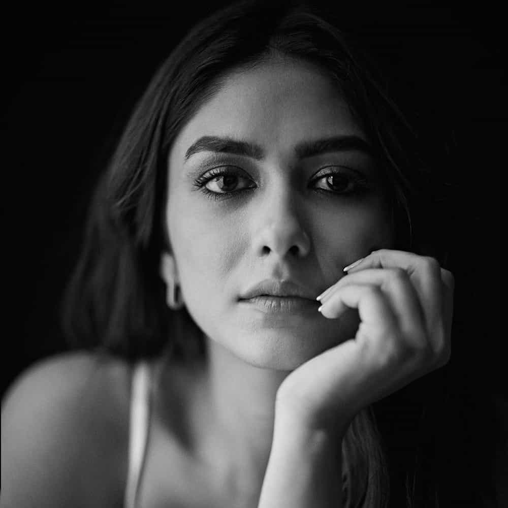 తాజాగా ప్రభాస్ తో మృణాల్ ఉన్న ఫోటోను ఓ నెటిజన్ షేర్ చేస్తూ.. ఇది హను రాఘవపూడి సినిమా ఫస్ట్ లుక్ పోస్టర్ అంటూ క్యాప్షన్ ఇచ్చారు. ఈ పోస్ట్ పై మృణాల్ రియాక్ట్ అవుతూ మీ ఊహాగానాలకు ఫుల్ స్టాప్ పెడుతున్నందుకు క్షమించండి. నేను ఈ ప్రాజెక్టులో లేను అంటూ కామెంట్ చేసింది.