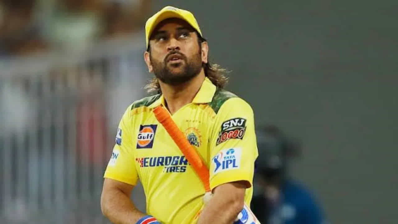 మహేంద్ర సింగ్ ధోని అంతర్జాతీయ క్రికెట్‌కు రిటైర్మెంట్ ప్రకటించి 5 సంవత్సరాలు అవుతున్నందున, ఈ నిబంధనను అమలు చేయాలని CSK అభ్యర్థించింది. దీని ప్రకారం ఈ నిబంధన అమలైతే తక్కువ మొత్తం చెల్లించి ధోనీని అన్ క్యాప్డ్ ప్లేయర్ల జాబితాలో జట్టులో ఉంచుకోవచ్చు.