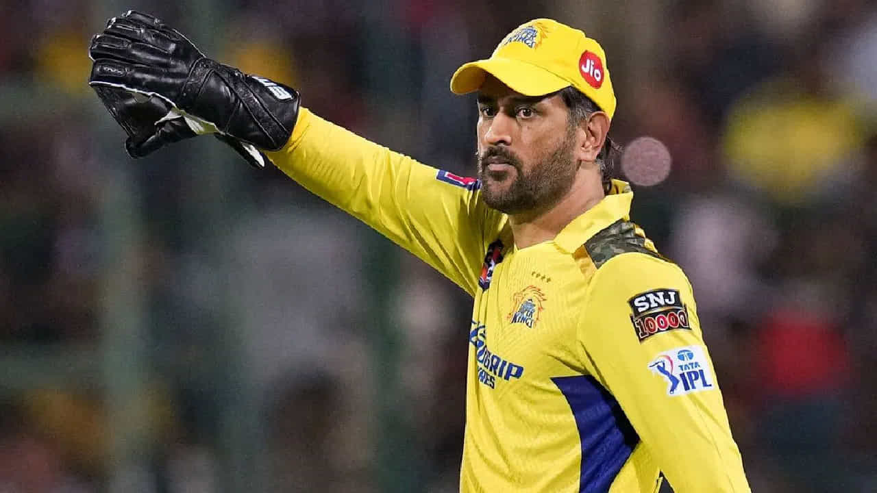 అంటే గత సీజన్ వేలంలో మహేంద్ర సింగ్ ధోనీని రూ.12 కోట్లకు సీఎస్‌కే కొనుగోలు చేసింది. కానీ, ఈసారి అన్‌క్యాప్‌డ్ ప్లేయర్‌ల జాబితాలో అతడిని ఉంచితే కేవలం రూ.4 కోట్లు మాత్రమే ఇవ్వాల్సి ఉంటుంది. ధోనీని అన్‌క్యాప్‌డ్ లిస్ట్‌లో నిలిపితే.. మరో జాతీయ ఆటగాడు భారీ మొత్తానికి రిటైన్ చేసుకునే అవకాశం సీఎస్‌కేకి దక్కుతుంది.