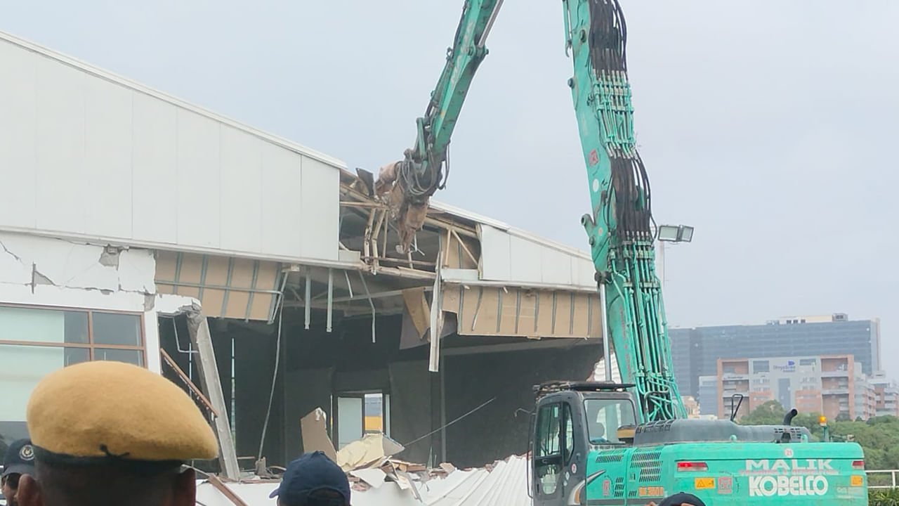 Hyderabad: హీరో నాగార్జున ఎన్ కన్వెన్షన్ను కూల్చివేస్తున్న హైడ్రా.. Hyderabad: హీరో నాగార్జున ఎన్ కన్వెన్షన్ను కూల్చివేస్తున్న హైడ్రా..