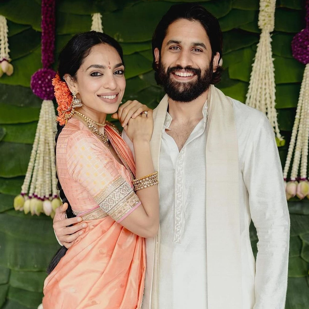 Naga Chaitanya - Sobhita Dhulipala: ఫ్యామిలీతో నాగచైతన్య, శోభితా..  ఎంగేజ్మెంట్ ఫోటోస్ చూశారా..? - Telugu News | Naga Chaitanya and Sobhita  Dhulipala Engagement Photos With Their Families | TV9 Telugu