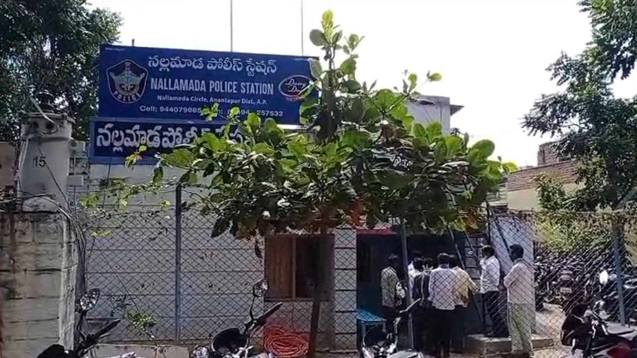 Andhra Pradesh: పోలీస్ స్టేషన్లో దొంగలు పడ్డారు..! ఏం ఎత్తుకెళ్లారో తెలిస్తే షాక్ అవ్వాల్సిందే!