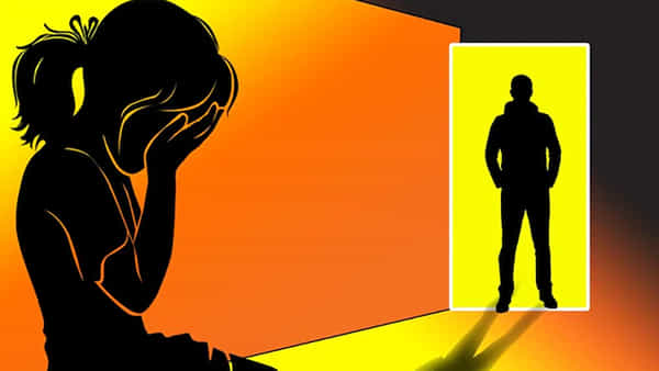 National: టీచర్ కాదు కీచకుడు.. బాలికలకు ఫోన్లో అశ్లీల వీడియోలు చూపిస్తూ..
