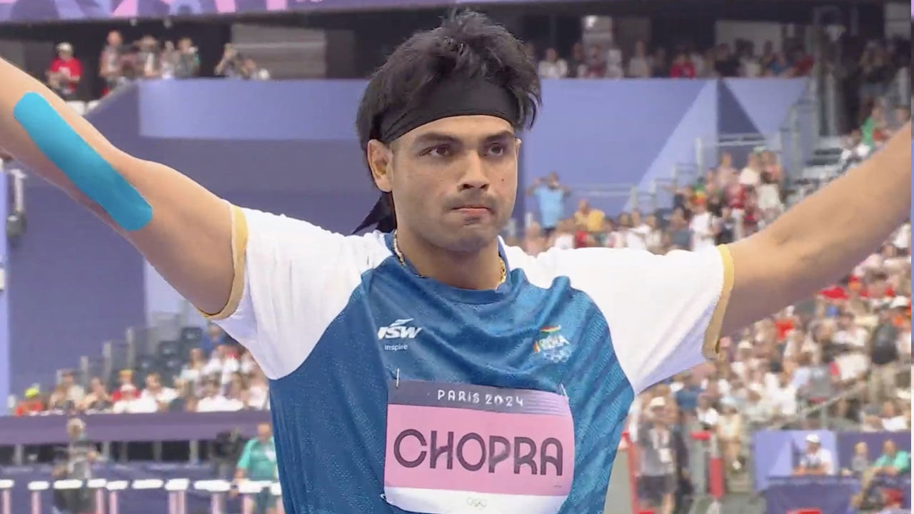 Neeraj Chopra: పారిస్ ఒలింపిక్స్‌లో నీరజ్ చోప్రా క్వాలిఫైయింగ్ రౌండ్‌లో అద్భుత ప్రదర్శన చేసి జావెలిన్ త్రో ఫైనల్స్‌కు చేరుకున్నాడు. నీరజ్ చోప్రా క్వాలిఫయింగ్ రౌండ్‌లో అత్యధిక స్కోరు సాధించి ఫైనల్స్‌లోకి ప్రవేశించాడు.  నీరజ్ చోప్రా తన తొలి ప్రయత్నంలోనే 89.34 మీటర్లు విసిరి జావెలిన్ త్రో ఫైనల్‌కు అర్హత సాధించాడు. క్వాలిఫికేషన్ రౌండ్‌లో ఏ భారతీయ జావెలిన్ త్రోయర్‌కైనా ఇదే అత్యుత్తమ స్కోరుగా నిలిచింది.