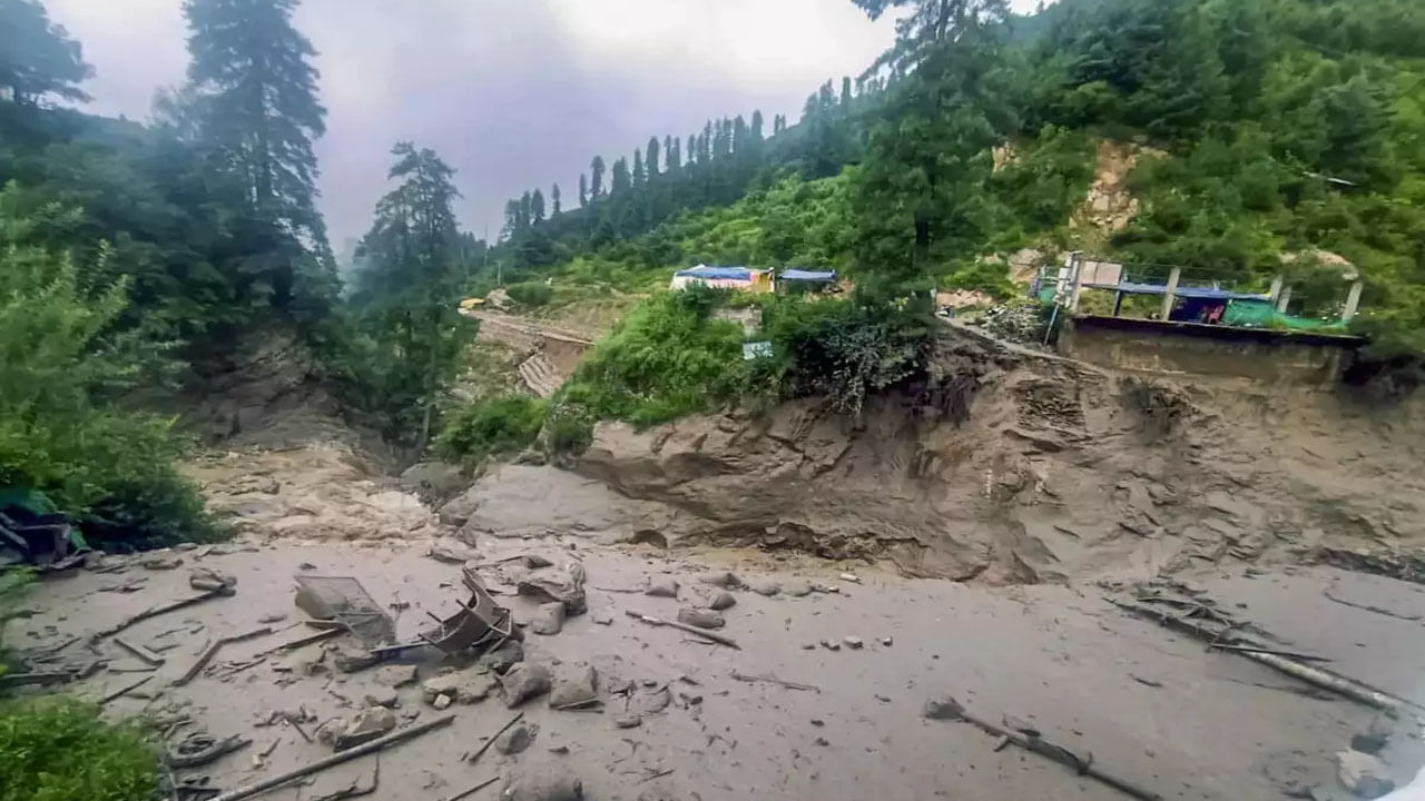 North India Rains: ఎడతెరిపిలేని వర్షాలతో ఉప్పొంగి ప్రవహిస్తున్న నదులు.. వణికిపోతున్న ఉత్తరాది..!