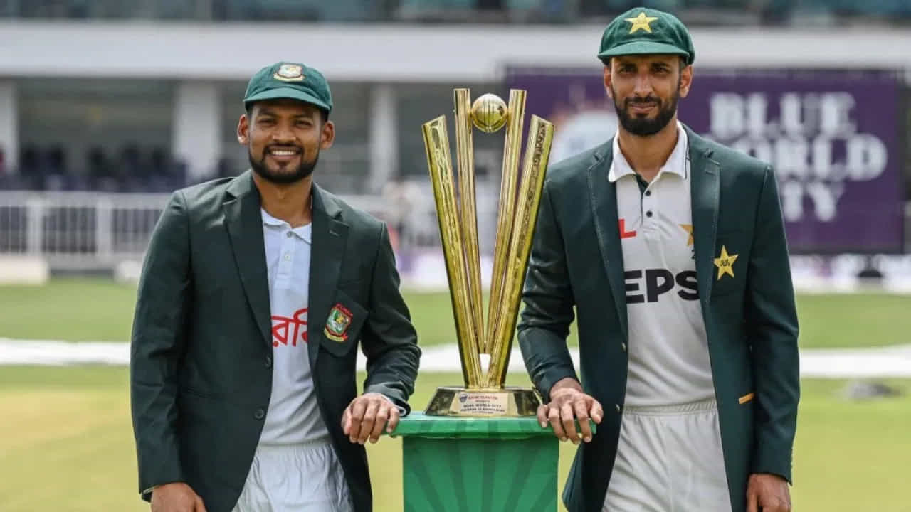 ప్రస్తుతం పాకిస్థాన్, బంగ్లాదేశ్ మధ్య పాక్ వేదికగా రెండు టెస్టుల సిరీస్ జరుగుతోంది. ఇరు జట్ల మధ్య జరిగిన తొలి మ్యాచ్లో బంగ్లాదేశ్ 10 వికెట్ల తేడాతో గెలిచి చరిత్ర సృష్టించింది. స్వదేశంలో సులువుగా గెలవాలనే పట్టుదలతో ఉన్న పాక్ జట్టుకు ఓటమి షాక్ తగిలింది. కాగా, ఇరు జట్లకు ఐసీసీ బిగ్ షాక్ ఇచ్చింది.